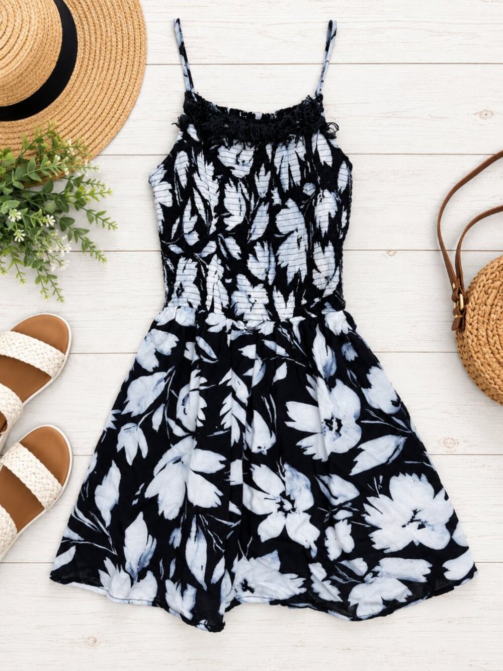 Abercrombie Kids Black White Floral Smocked Dress Size 15/16 Sundress